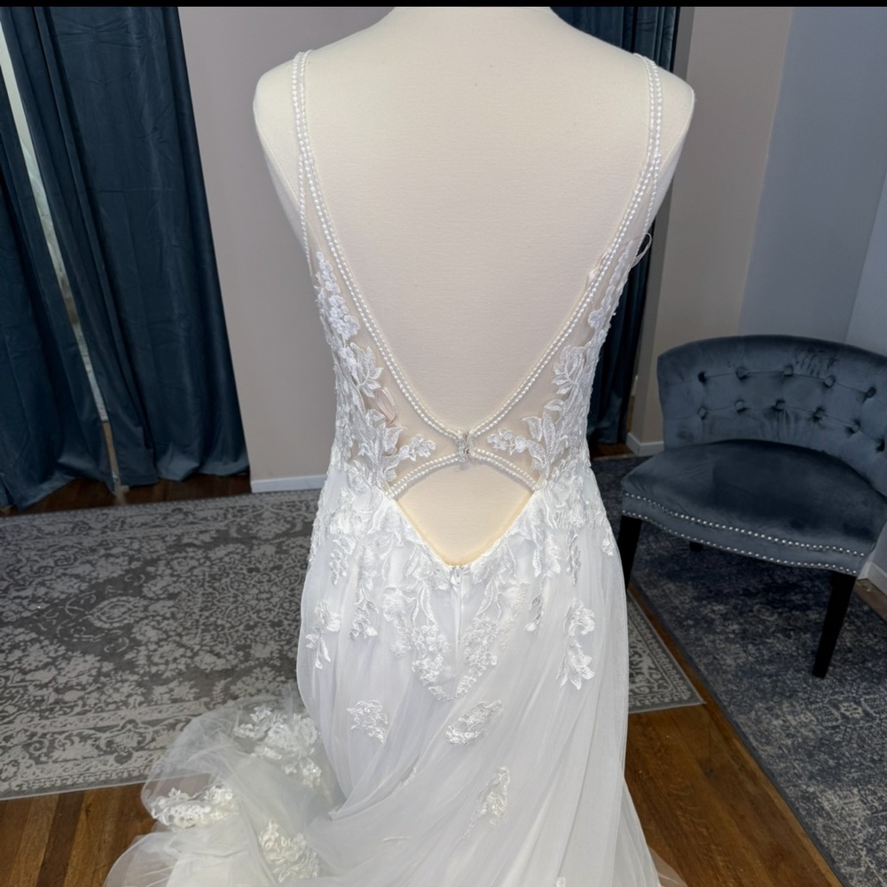 Maggie Sottero Elegant White Wedding Dress - Picture 7 of 9